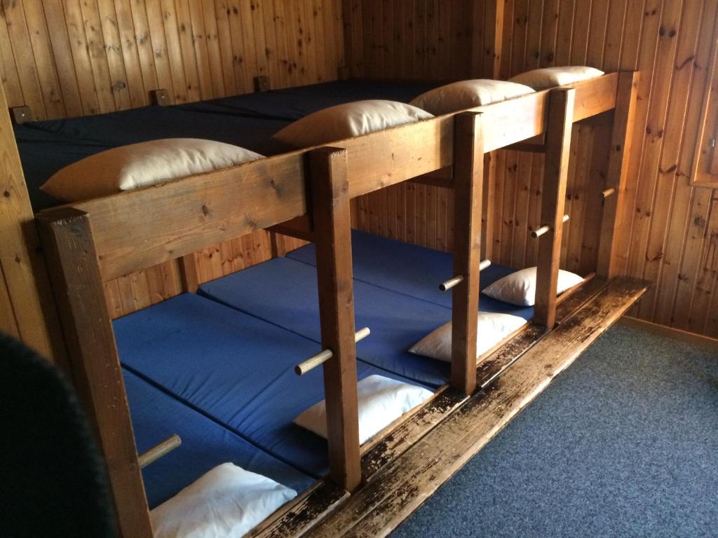 Palanda nebo palandy na pokoji v ubytování Gruppenhaus im Walliser Alpstyle