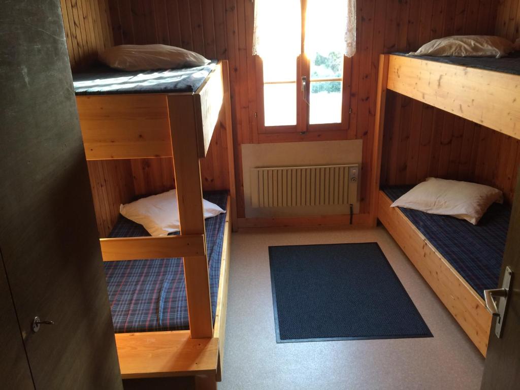 Postel nebo postele na pokoji v ubytování Gruppenhaus im Walliser Alpstyle