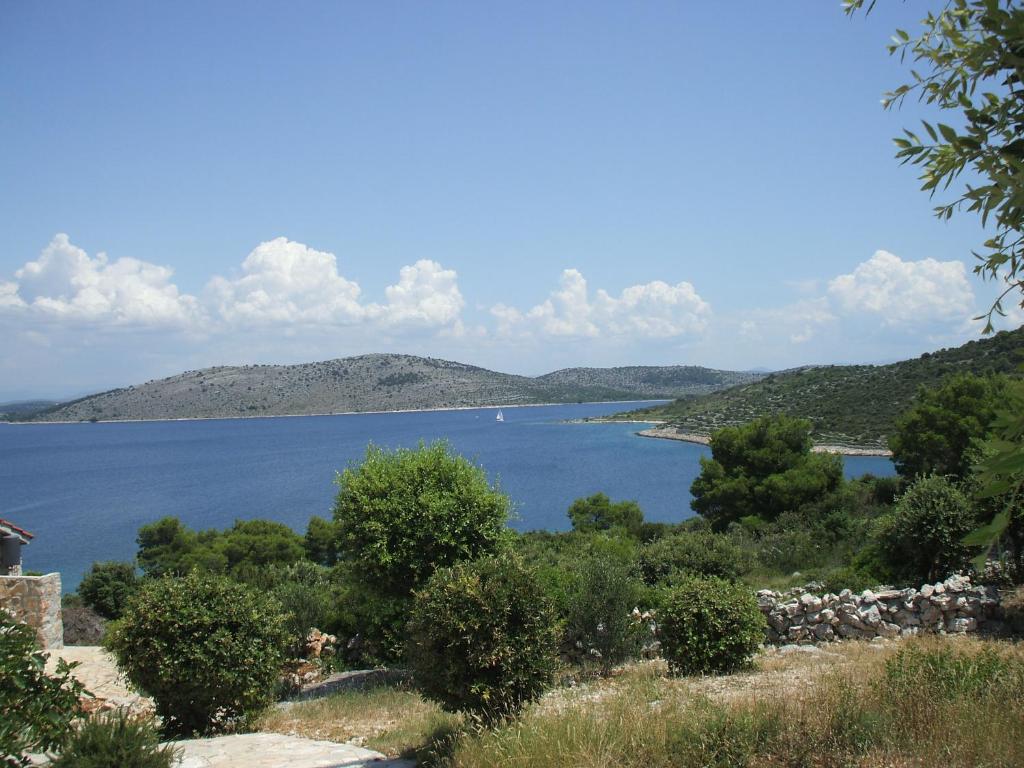 - une vue sur une grande étendue d'eau avec des arbres dans l'établissement B&B Curica Doma, à Šibenik