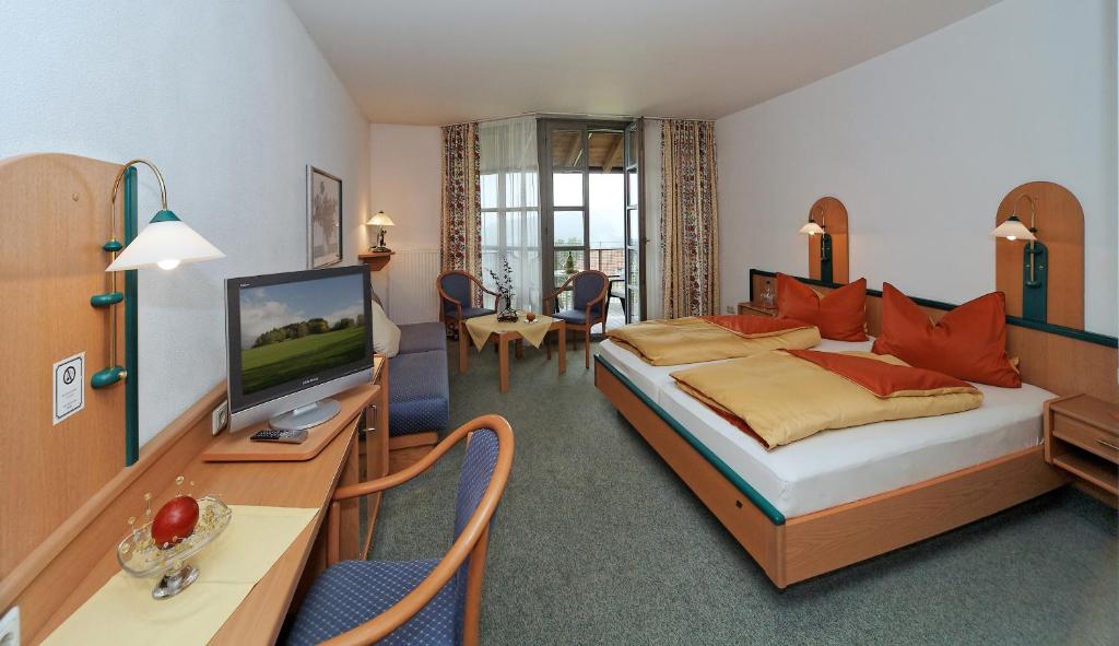 HohenauにあるHotel Landgasthof Hohenauer Hofのベッドとテレビが備わるホテルルームです。
