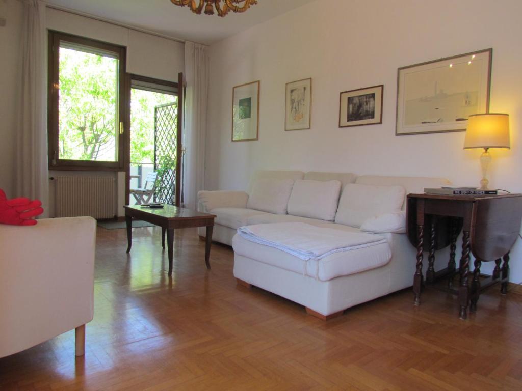 リード・ディ・ヴェネツィアにあるAppartamento Angelo Emoのリビングルーム(白いソファ、テーブル付)