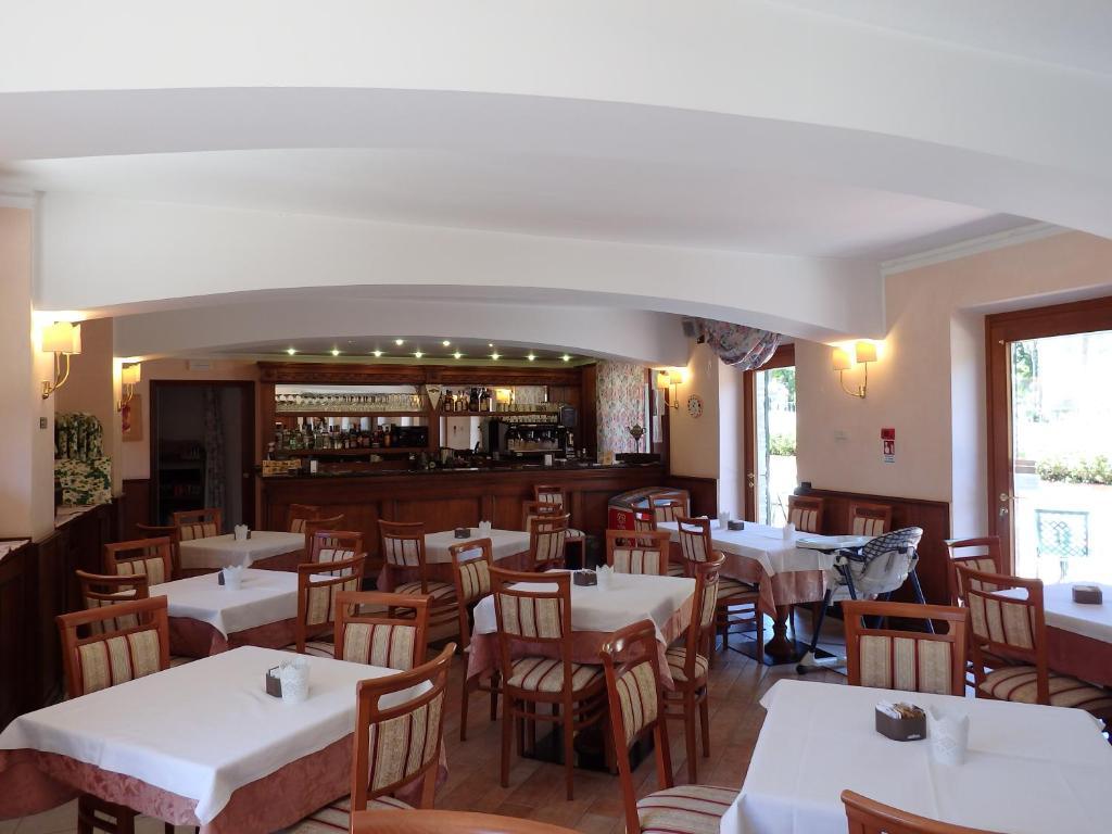 Een restaurant of ander eetgelegenheid bij Hotel Meridiana