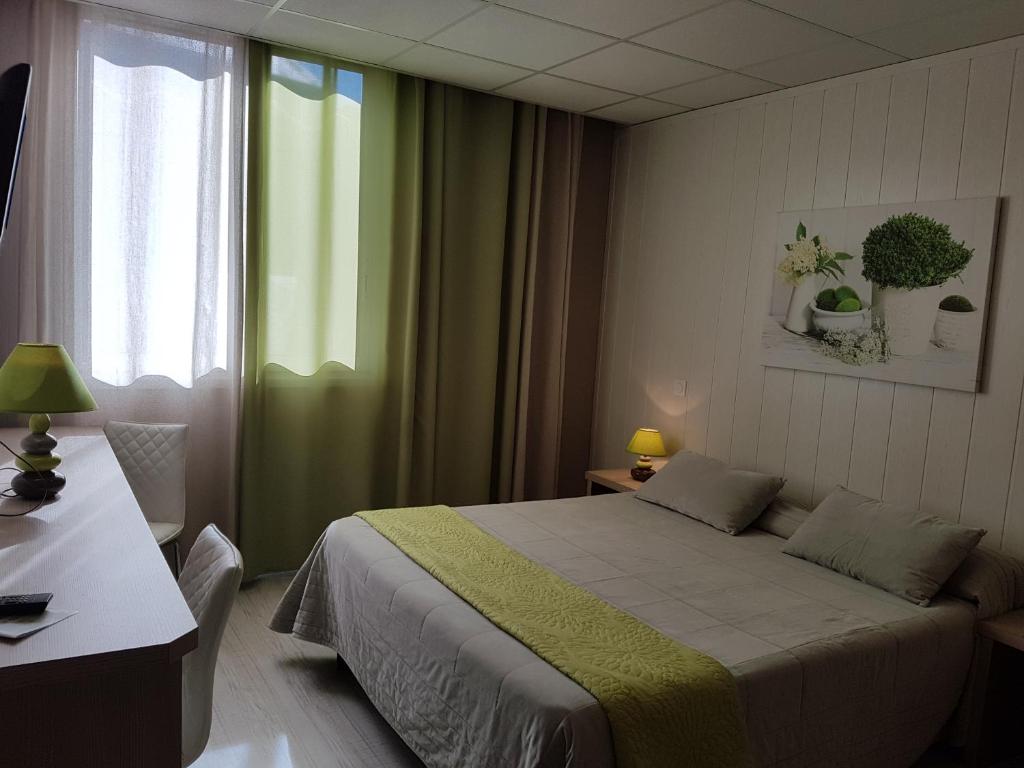 Postel nebo postele na pokoji v ubytování Logis Hôtel Restaurant du Midi - Rodez Centre