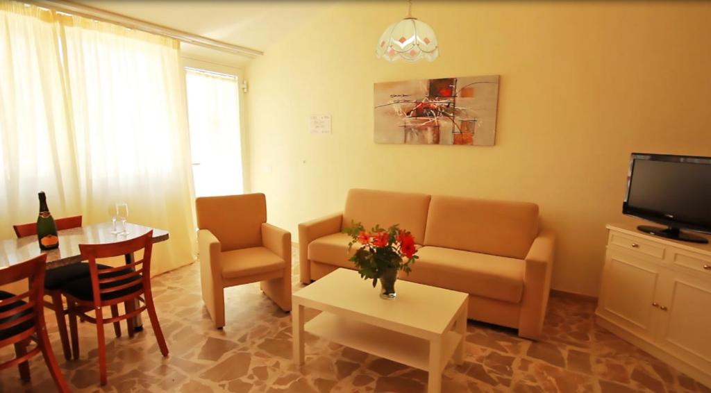 A television and/or entertainment centre at Bungalows Club Primavera