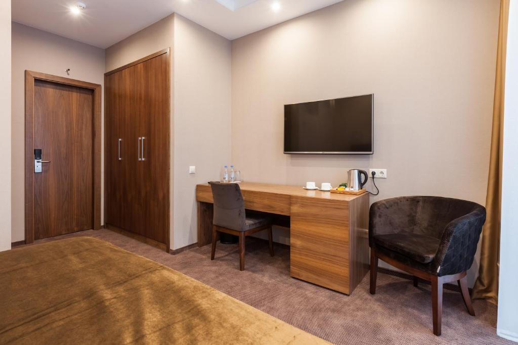 TV a/nebo společenská místnost v ubytování Crystal Hotel