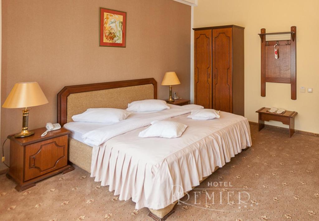 Postel nebo postele na pokoji v ubytování Hotel Premier