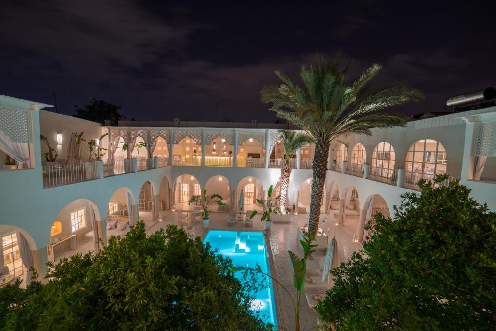 Bazén v ubytování Riad Palais Blanc & Spa nebo v jeho okolí