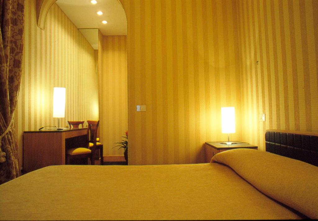 een hotelkamer met een bed en twee lampen op tafels bij Orange Garden B&B in Rome