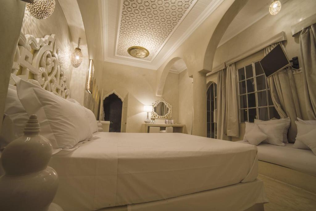 Postel nebo postele na pokoji v ubytování Riad Palais Blanc & Spa