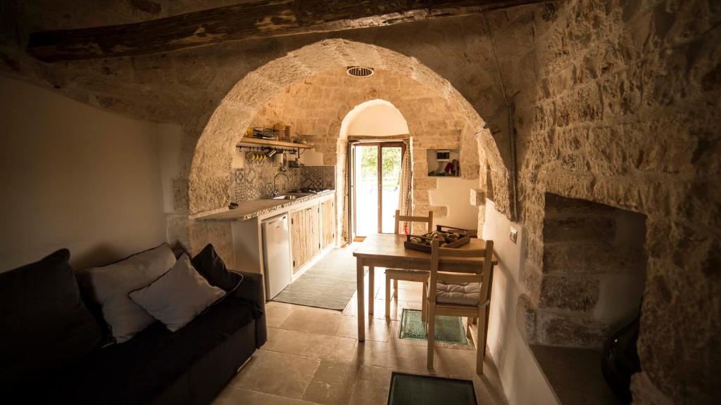 a kitchen with an archway and a table in a room at B&B Trulli Mansio in Alberobello