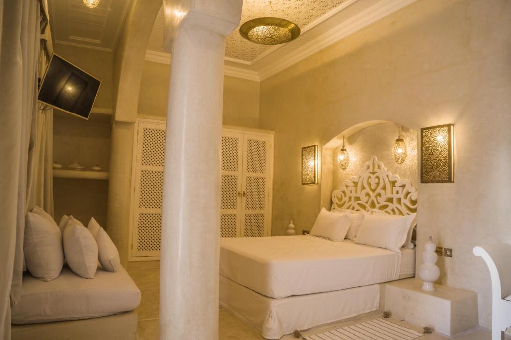 Postel nebo postele na pokoji v ubytování Riad Palais Blanc & Spa