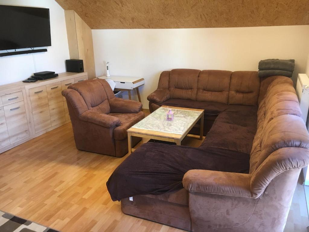 uma sala de estar com um sofá e uma mesa em Ferienwohnung Fischer em Dietmannsried