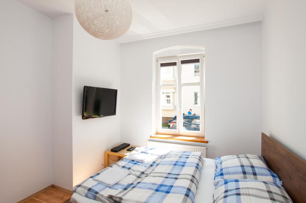 1 dormitorio con 2 camas y ventana en Beach Apartment Monte, en Sopot