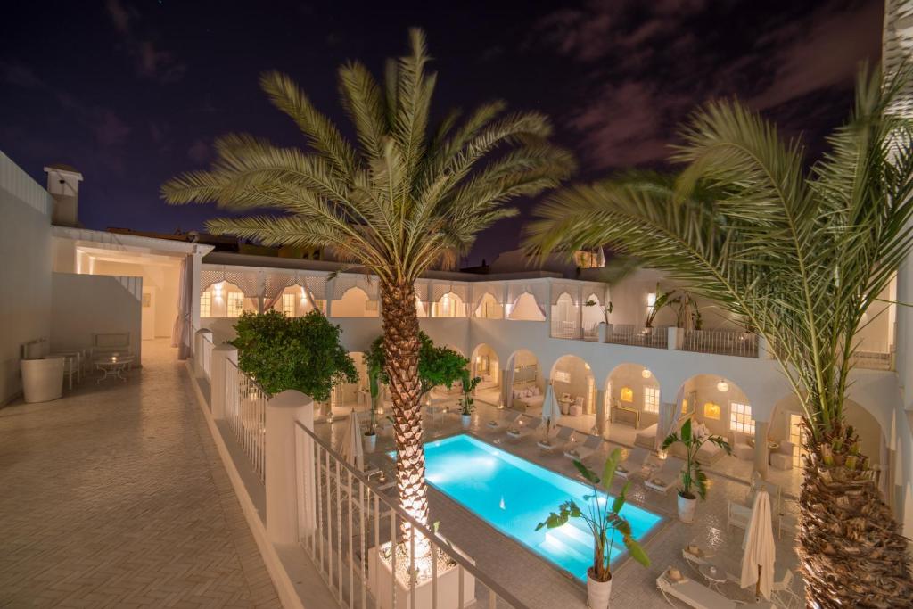 Bazén v ubytování Riad Palais Blanc & Spa nebo v jeho okolí