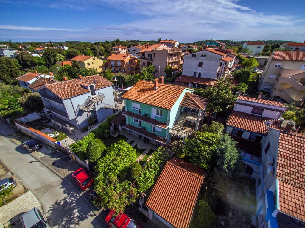 una vista aérea de una ciudad con casas y árboles en Apartment Lala & Nina, en Banjole