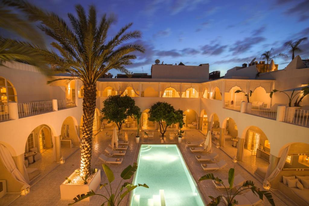 Bazén v ubytování Riad Palais Blanc & Spa nebo v jeho okolí