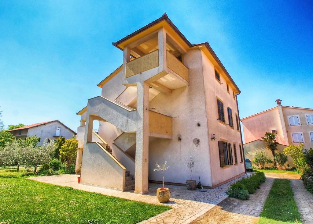 une maison avec un escalier en colimaçon sur son côté dans l'établissement Apartments Valeria 1334, à Medulin