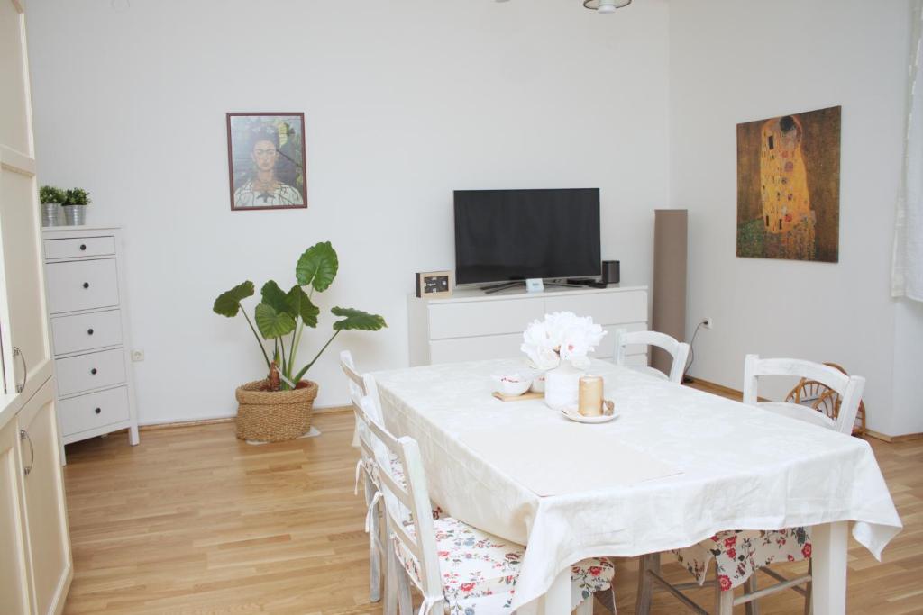 Televízia a/alebo spoločenská miestnosť v ubytovaní Apartman Allegria