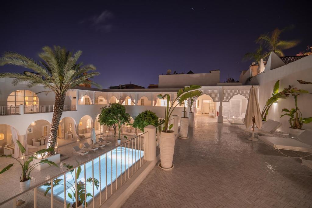 Bazén v ubytování Riad Palais Blanc & Spa nebo v jeho okolí