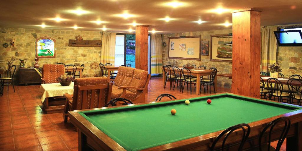 Biliár nebo kulečník v ubytování Alojamiento en entorno rural Los Trobos