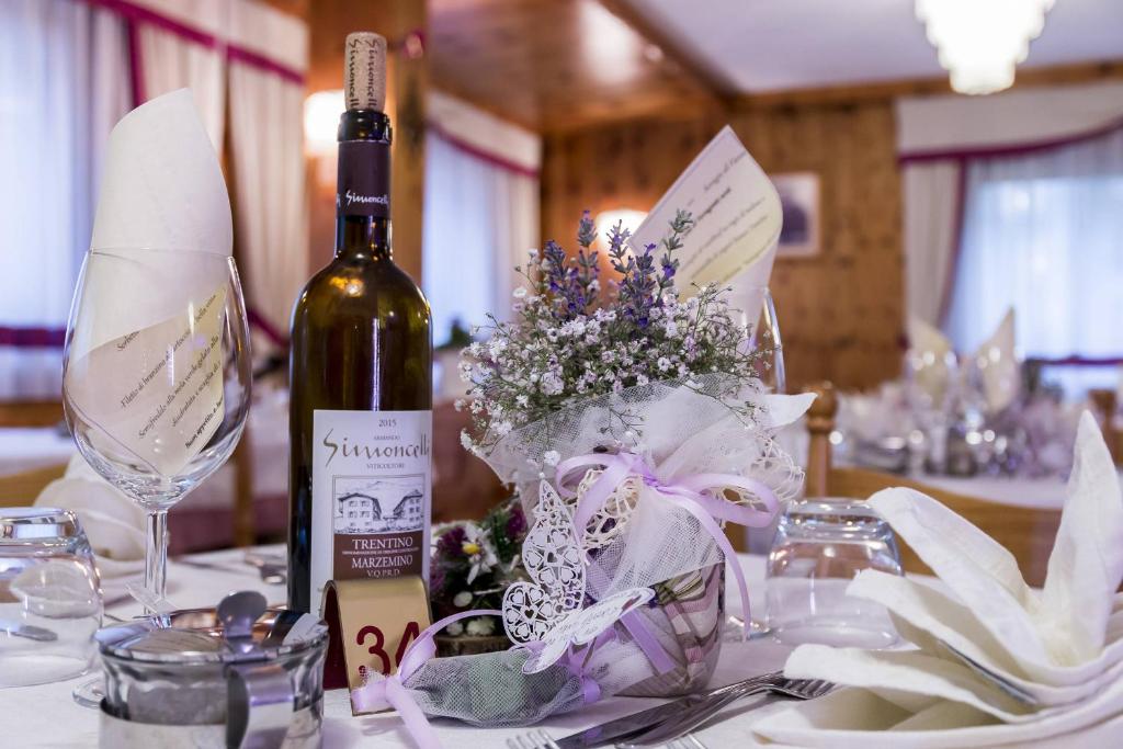 Nápoje v ubytování Hotel De Fronz