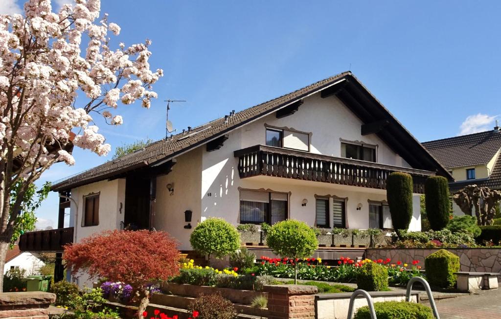 ein Haus mit Blumen davor in der Unterkunft Gästehaus Braun in Bad König