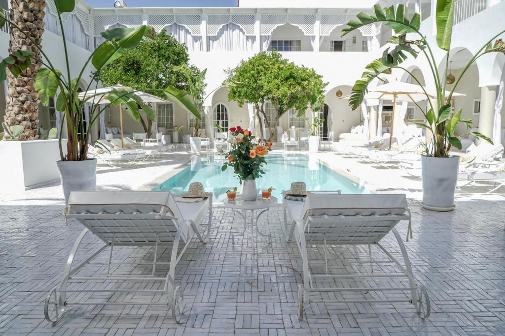 Bazén v ubytování Riad Palais Blanc & Spa nebo v jeho okolí