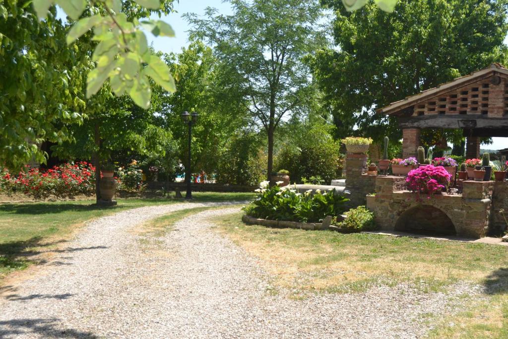 Vonkajšia záhrada v ubytovaní Cortona Gabolina e Turata Holiday Home