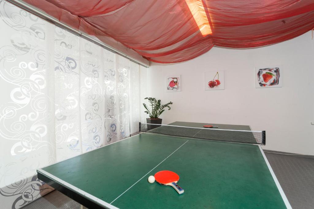 Stolní tenis v ubytování Apartment Kesch Chesa Quadrella nebo okolí