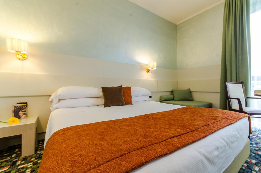 Postel nebo postele na pokoji v ubytování Hotel Ovidius