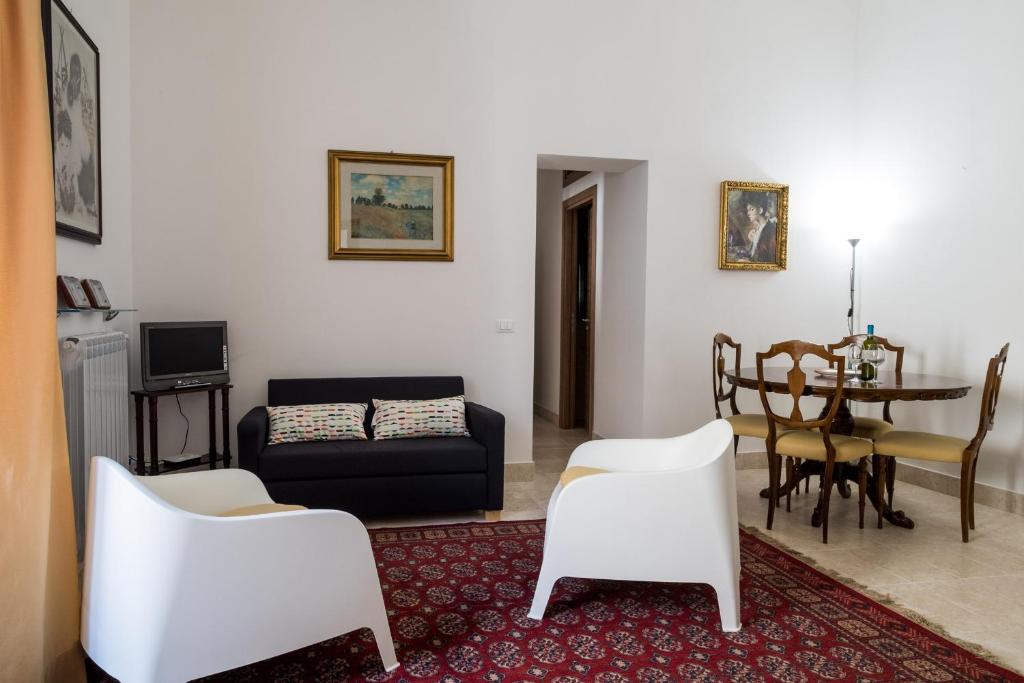 A seating area at Sant'Agostino Apartment by DomuSicily