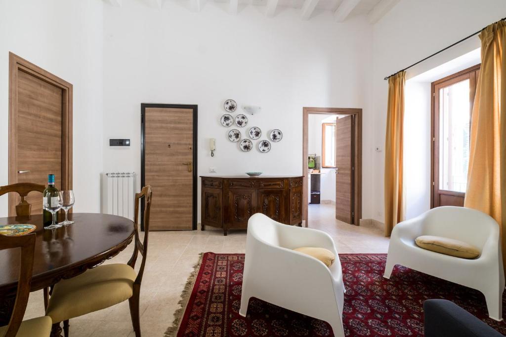 A seating area at Sant'Agostino Apartment by DomuSicily