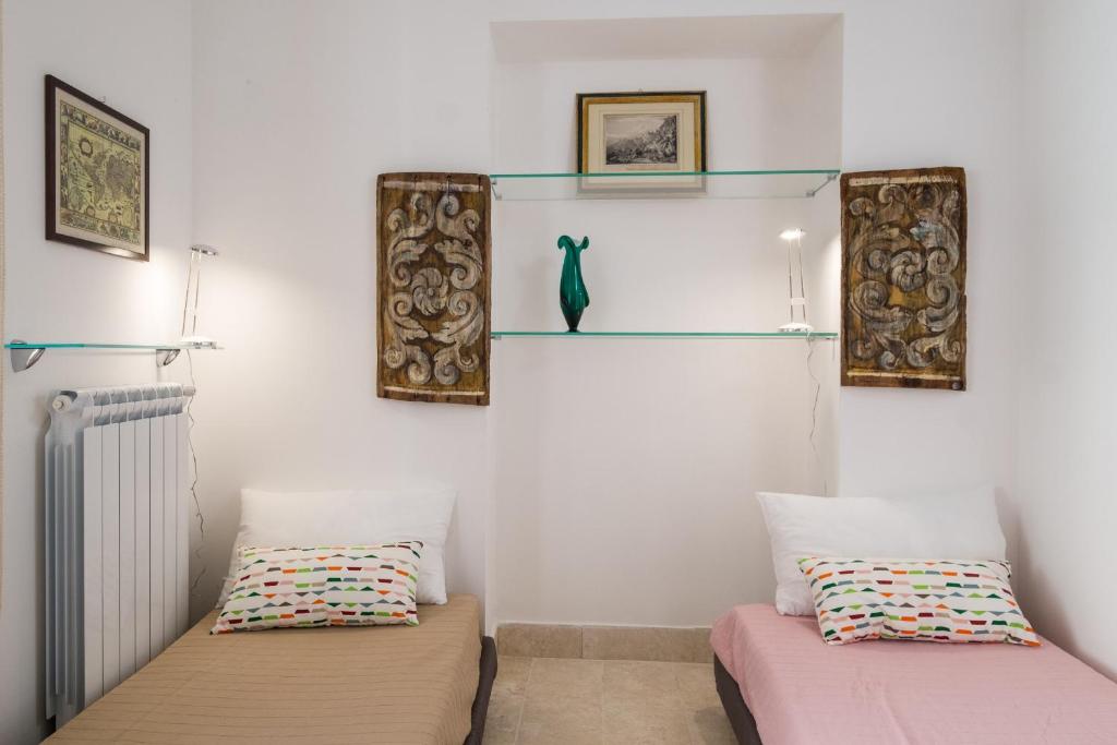 A bed or beds in a room at Sant'Agostino Apartment by DomuSicily