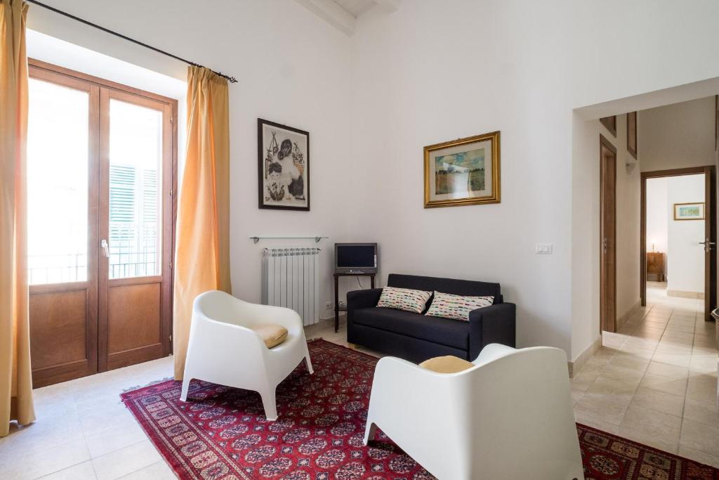 A seating area at Sant'Agostino Apartment by DomuSicily
