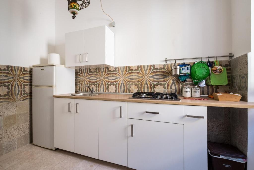 A kitchen or kitchenette at Sant'Agostino Apartment by DomuSicily