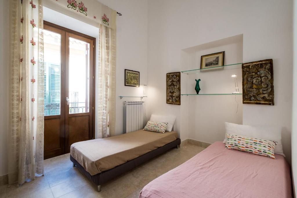 A bed or beds in a room at Sant'Agostino Apartment by DomuSicily