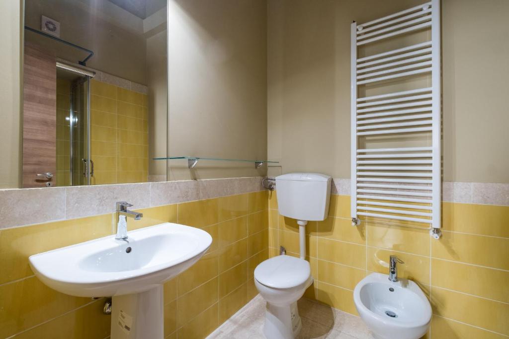 A bathroom at Sant'Agostino Apartment by DomuSicily