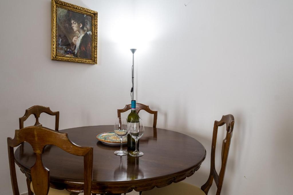 A seating area at Sant'Agostino Apartment by DomuSicily