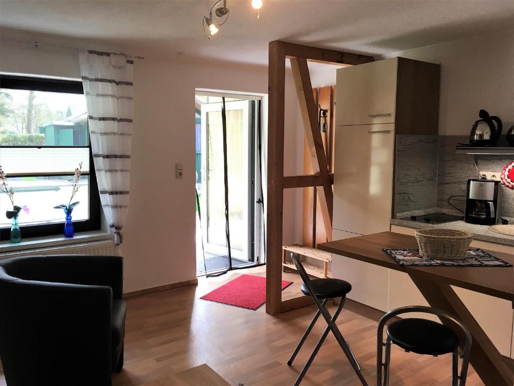 cocina con mesa y sillas en una habitación en Haus Frohberg, en Prerow