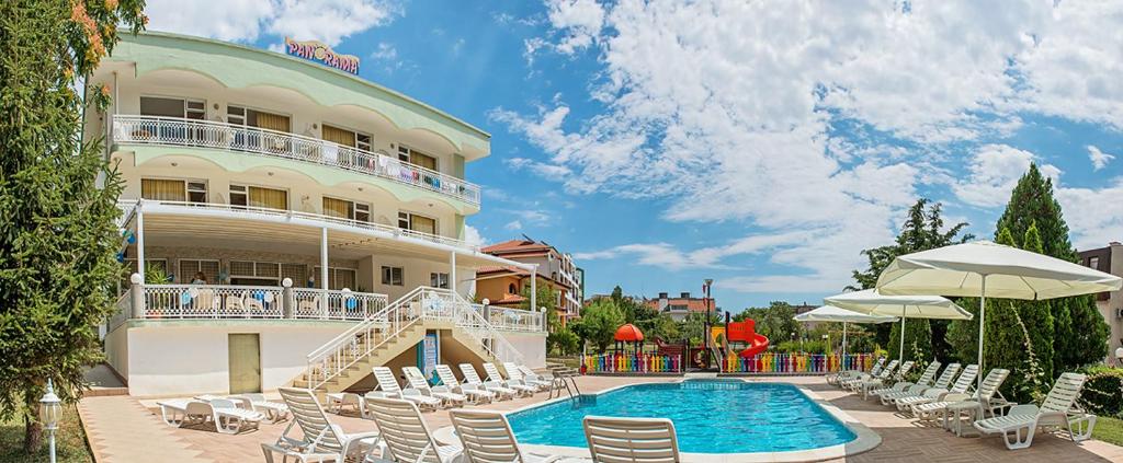 un hotel con piscina al lado de un edificio en Hotel Panorama, en Sveti Vlas