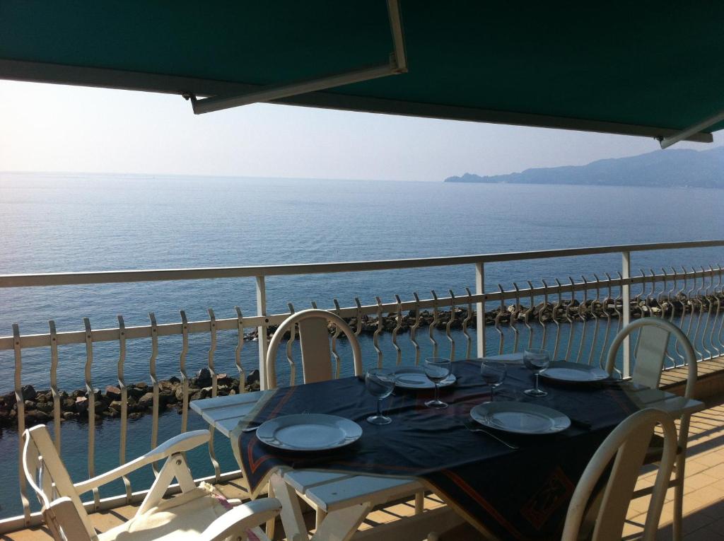 een tafel op het balkon van een cruiseschip bij Sea front attic in Chiavari