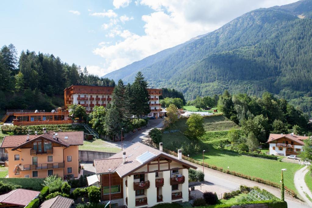 una vista aerea di un villaggio in montagna di Hotel Sancamillo a Dimaro