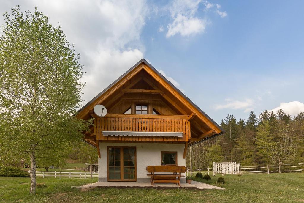 eine Blockhütte mit einem Deck darüber in der Unterkunft Holiday Homes Sara in Bled