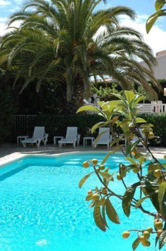 Bazén v ubytování Hôtel Azur nebo v jeho okolí