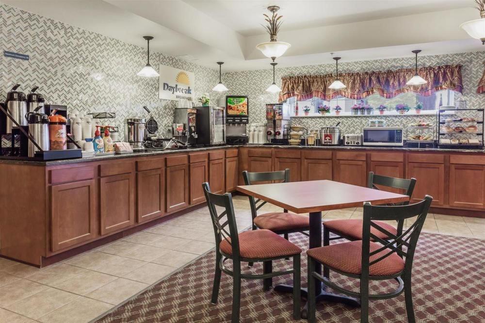Days Inn by Wyndham Manitou Springs photo