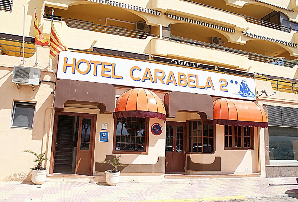 クリェラにあるHotel Carabela 2の建物脇のホテルカラバザ看板