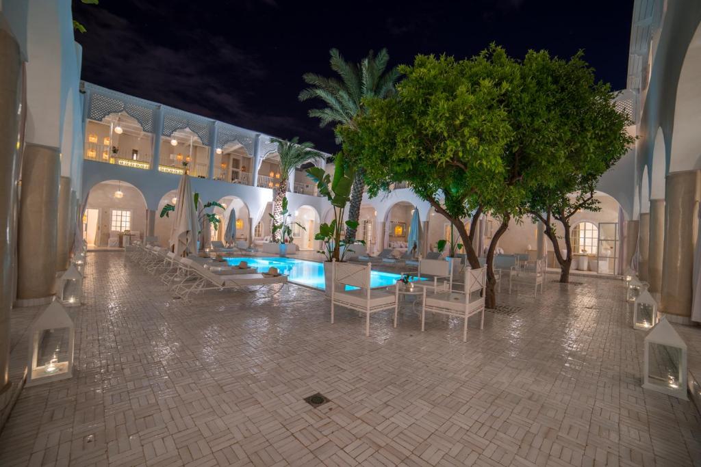 Bazén v ubytování Riad Palais Blanc & Spa nebo v jeho okolí