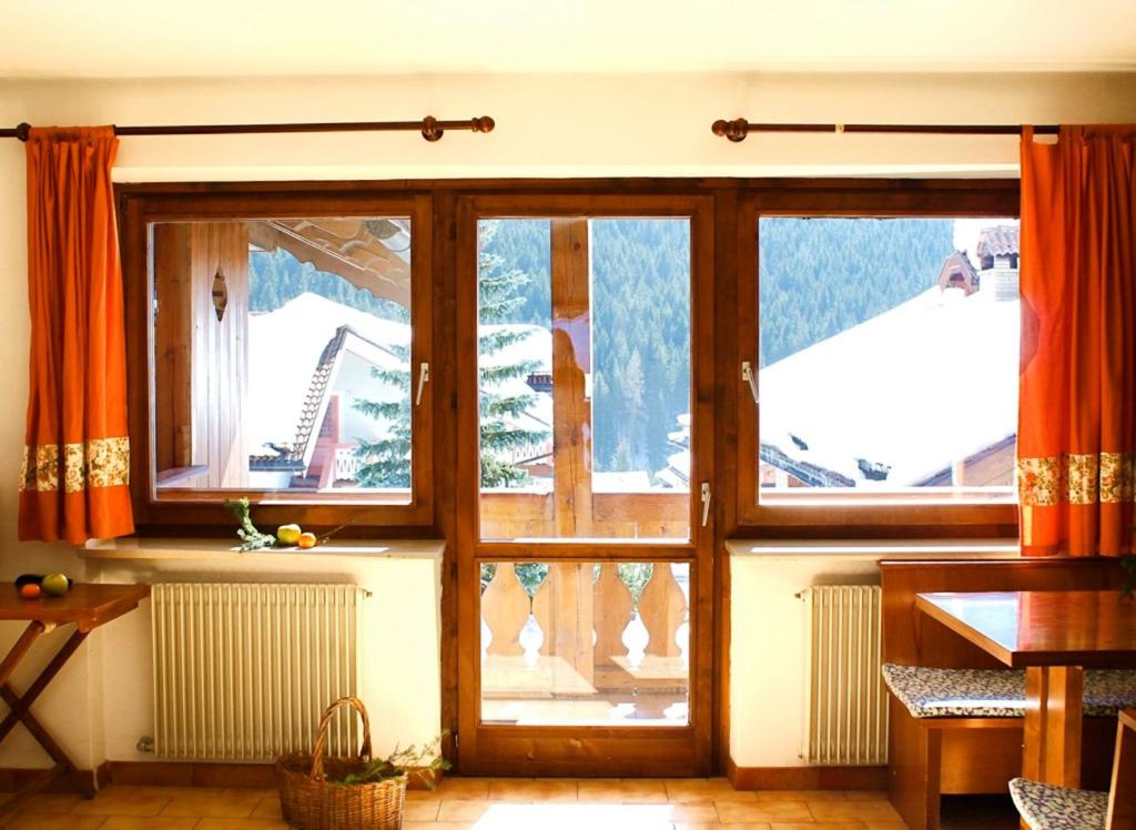 マッツィンにあるChalet Udai - Charme Homesの雪の窓とドアが付いた部屋