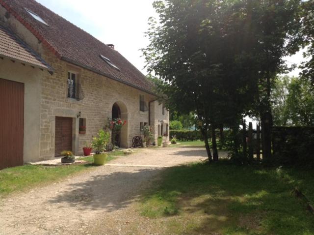 Chez Robert et Catherine في Dompierre-sur-Mont: منزل به ممر بجوار مبنى