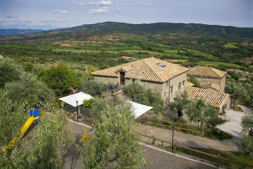 une vue aérienne sur un village avec des bâtiments et des arbres dans l'établissement Casa Trallero, à Almazorre